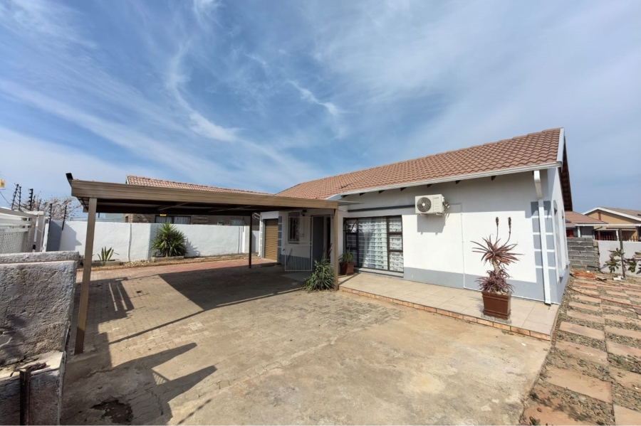 3 Bedroom Property for Sale in Roodepan Northern Cape